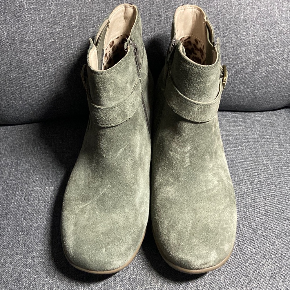 Sketchers 8 wide, olive suede wedge ankle boots.
